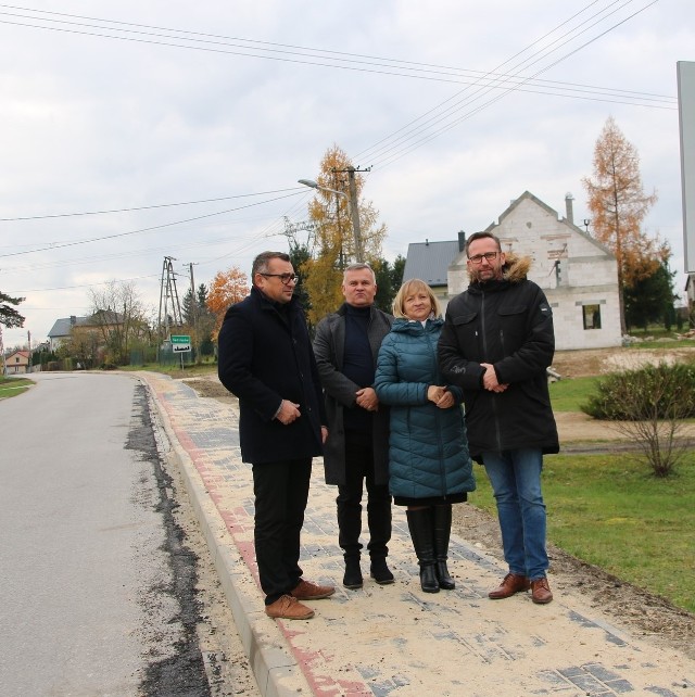 W oficjalnym odbiorze zakończonych prac remontowych i budowlanych wzięli udział między innymi starosta jędrzejowski Paweł Faryna i wicestarosta Maria Barańska wraz z wójtami, radnymi i przedstawicielami wykonawców. Zobaczcie na kolejnych zdjęciach ukończone inwestycje>>>