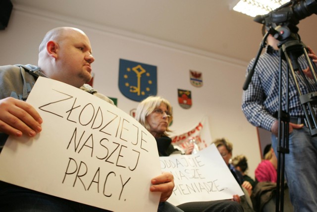 Protest byłych pracowników SP ZOZ i popierających ich osób w siedzibie gorzowskiego starostwa powiatowego.