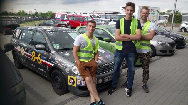 Piotr Deleska, Michał Błesznowski, Bartosz Mirkowski wygrali wojewódzkie eliminacje Młodzieżowego Turnieju Motoryzacyjnego.