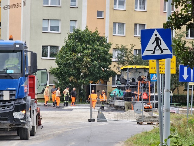 Zgodnie z planem we wrześniu zostanie oddane do użytku rondo u zbiegu ulic Niesiołowskiego i Bukowej