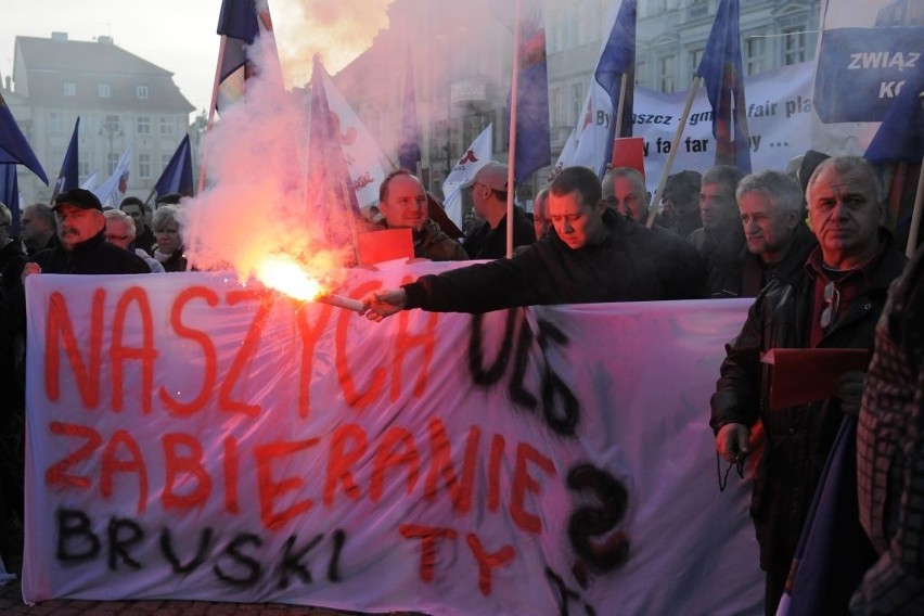 Przed ratuszem protestowali związkowy z zakładów...