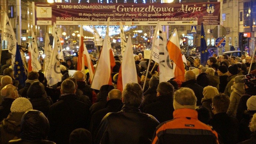 Demonstracja KOD w Częstochowie. "Demokracjo spoczywaj w...