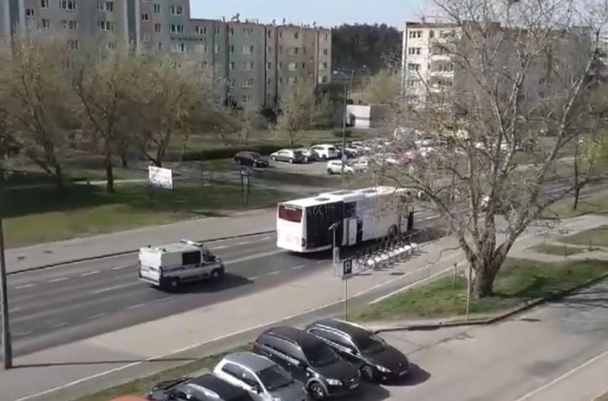 W bydgoskim Fordonie ksiądz z autobusu przypominał: "Alleluja! Chrystus Zmartwychwstał!" [zdjęcia] 