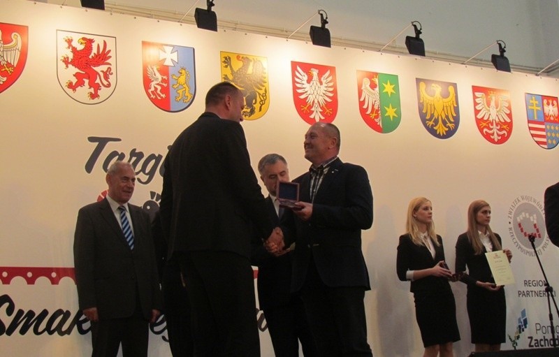 Minister Marek Sawicki wręcza nagrodę Robertowi...