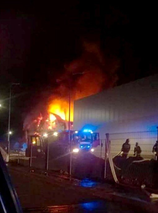 Pożar w fabryce Clinico Medical w Błoniach. Zawaliła się część budynku