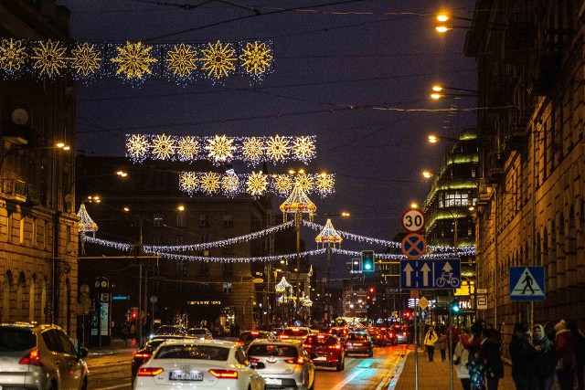 Miasto w świątecznej gorączce całe lśni! Za każdym krokiem po ulicach Wrocławia światła migoczą