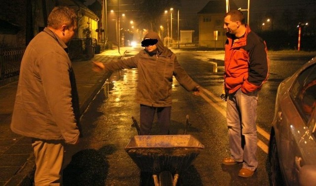 W Czerwieńsku asp. sztab. Janusz Mielec i asp. sztab. Jacek Józefowski pouczają pijanego mężczyznę, żeby dla swojego bezpieczeństwa z taczką szedł po chodniku.