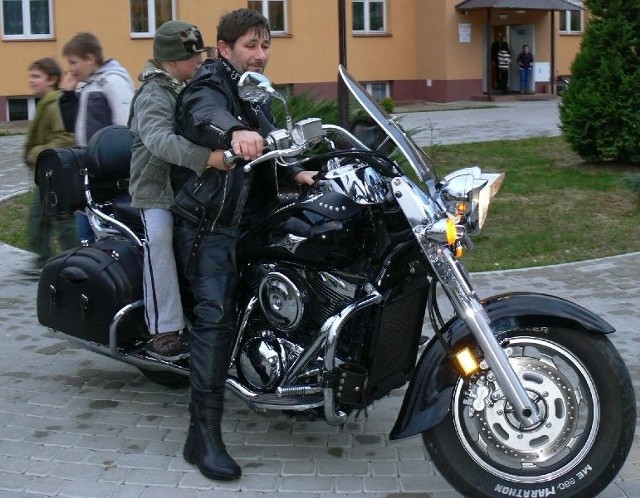 Prezes Tarnobrzeskiego Stowarzyszenia Motocyklistów Wiesław Dobrowolski podczas przejażdżki z podopiecznymi placówki.