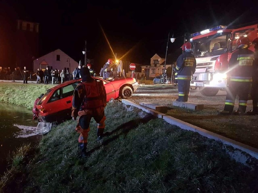 Wypadek w Suchorzowie. Samochód wpadł do wody i zatonął. W środku była 18-latka