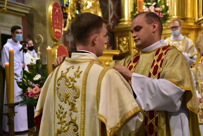 Diecezja kielecka ma trzech nowych diakonów. Uroczystej mszy świętej przewodniczył biskup Jan Piotrowski [ZDJĘCIA, WIDEO]