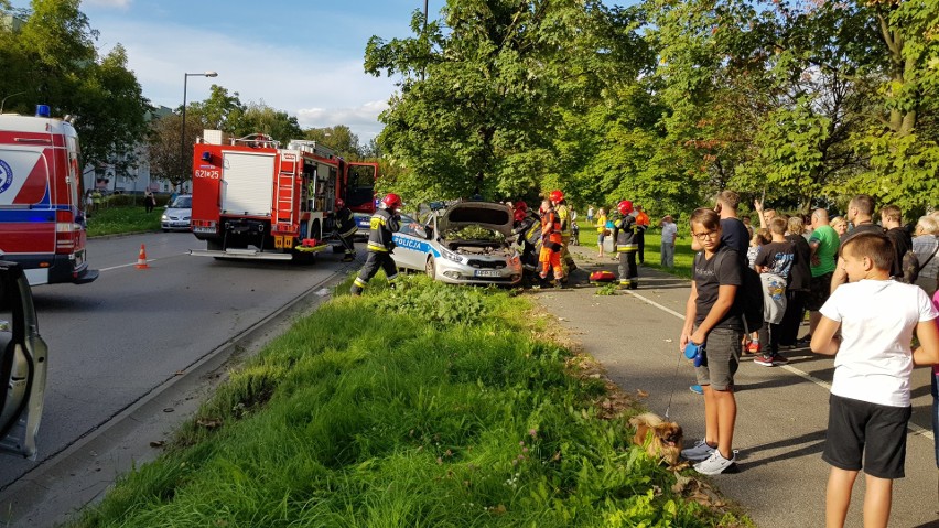 Dramatyczny wypadek w Świętochłowicach. Radiowóz uderzył w...