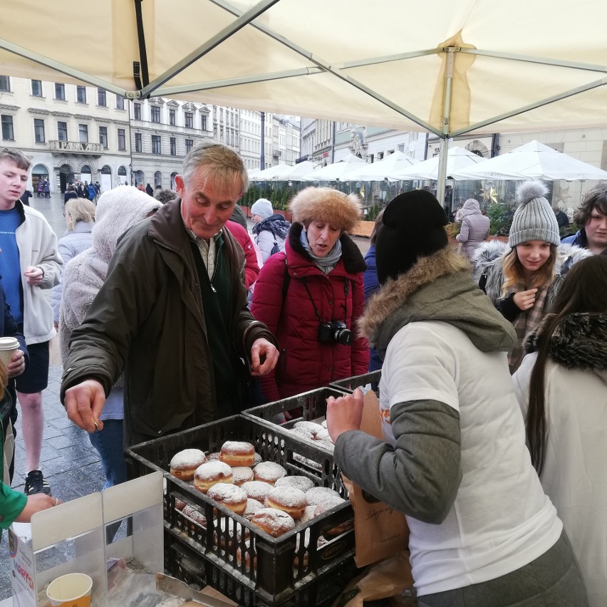 Kraków. Rozdają pączki, by pomóc chorej Marysi [ZDJĘCIA]