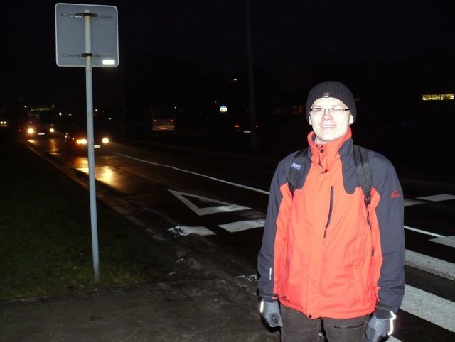 - Na ulicy Grzecznarowskiego latarnie wyłączają się równo o godzinie siódmej, tymczasem jeszcze przez długi czas jest ciemno. Zwiększa to niebezpieczeństwo pieszych &#8211; mówi Sebastian Pawłowski.