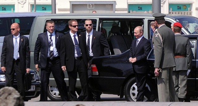 Putina na każdym kroku pilnuje wielu oficerów FSO