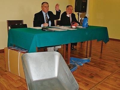 Prezydium Rady Gminy i... taczka. Od lewej: przewodniczący RG Jan Zbigniew Basa i wiceprzewodniczący Tadeusz Bąk. Fot. Zbigniew Wojtiuk