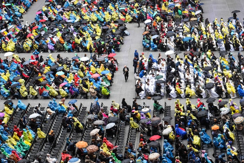 Rocznica chrztu: Tysiące wiernych na mszy na stadionie