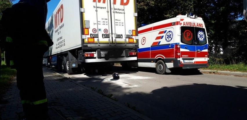 Wypadek w Mszanie Dolnej. Skuter pod ciężarówką. Motocyklista w szpitalu