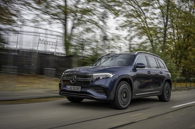 Mercedes EQBJuż wkrótce w ofercie Mercedes-EQ pojawi się kolejny SUV: kompaktowy EQB, oferujący miejsce nawet dla 7 podróżujących. Początkowo do wyboru będą dwie mocne wersje napędowe: EQB 300 4MATIC o mocy 229 KM oraz EQB 350 4MATIC o mocy 293 KM. Fot. Mercedes-Benz