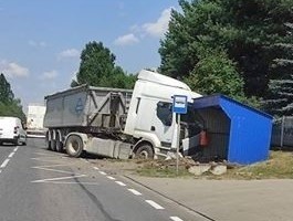 Ciężarówka uderzyła w przystanek w Wierzbicy.