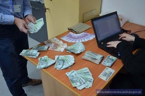 Pracownik banku fałszował banknoty. Wyniósł z kasy około 120 tys. zł (ZDJĘCIA, FILM)