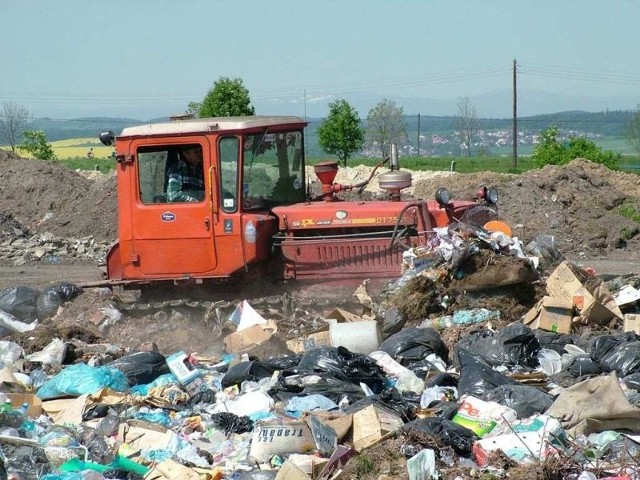 Bronisław Zarówny wyrównywał wczoraj spychaczem górę śmieci na wysypisku w Branicach. Składowisko zostanie zamknięte z końcem lipca.