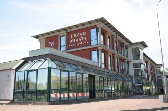 Siedziba filii komunikacji w Kostrzynie mieści się w sąsiedztwie Urzędu Miasta.
