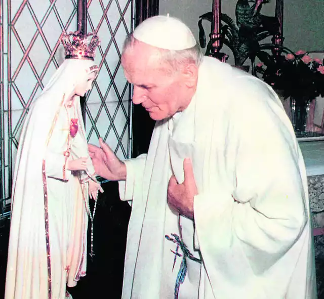 Wystrzelona przez zamachowca kula, która 13 maja 1981 r. przeszyła ciało Jana Pawła II została umieszczona w koronie Matki Bożej Fatimskiej