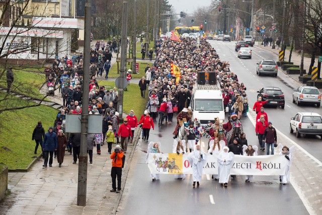 Organizatorzy Orszaku Trzech Króli, który w sobotę już po raz piąty przeszedł ulicami Słupska, szacują, że w marszu wzięło udział około 2 tysięcy wiernych. Orszak poprowadził ks. Krzysztof Włodarczyk, biskup pomocniczy diecezji koszalińsko-kołobrzeskiej. Tegoroczne hasło Orszaku Trzech Króli brzmi „Bóg jest dla wszystkich” i ma przypominać, że Bóg przyszedł na świat, aby odkupić każdego człowieka, niezależnie od koloru skóry, wieku, poglądów czy światopoglądu. Biskup Włodarczyk podkreślał, że święto Trzech Króli, to święto człowieka i dlatego, że Jezu przyjął ludzką naturę i stał się jednym z nas sprawia, że nie jesteśmy tylko numerem statystycznym. Podziękował także wszystkim za organizację przedsięwzięcia. Orszak zakończył się na placu Zwycięstwa wspólnym kolędowaniem. 