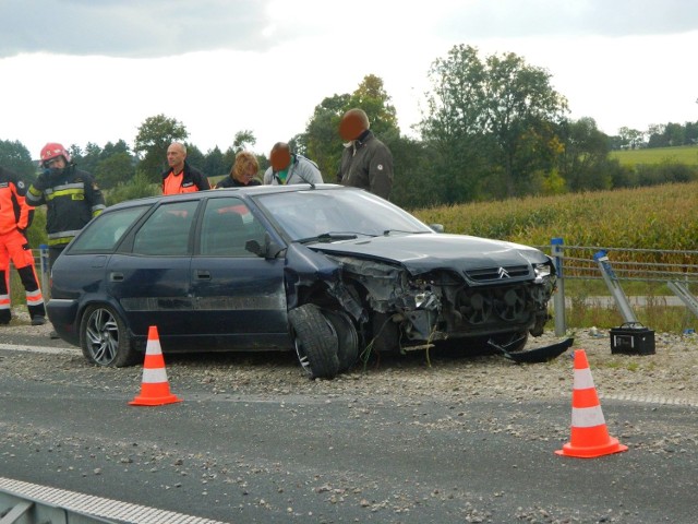 Litewski kierowca citroena nagle stracił panowanie nad autem i zjechał na pobocze. Citroen uderzył w barierki ochronne.
