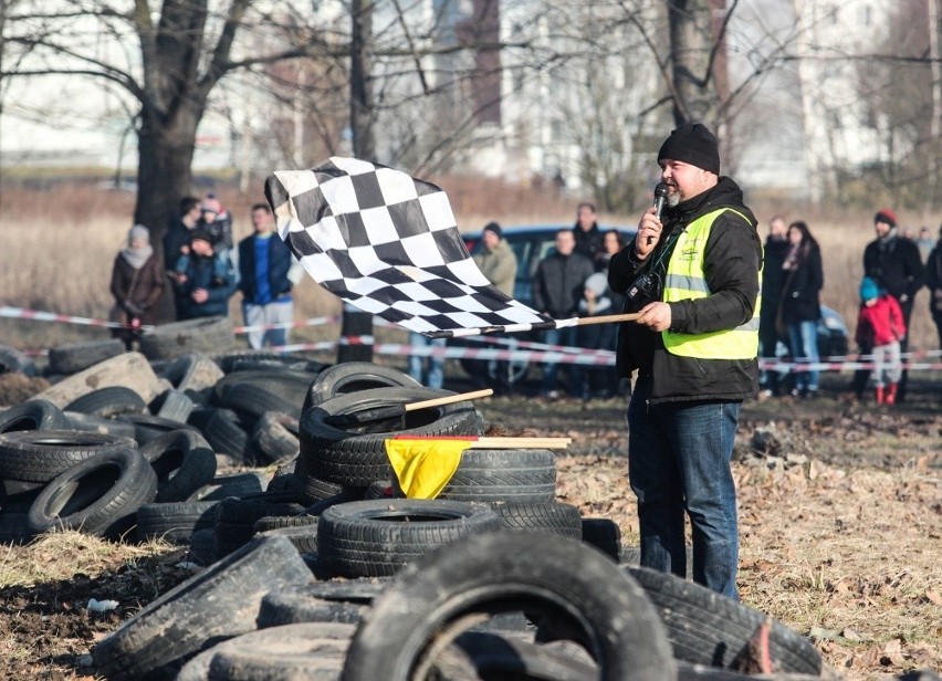 Walentynkowe wyścigi wraków na dawnym poligonie w Lublinie