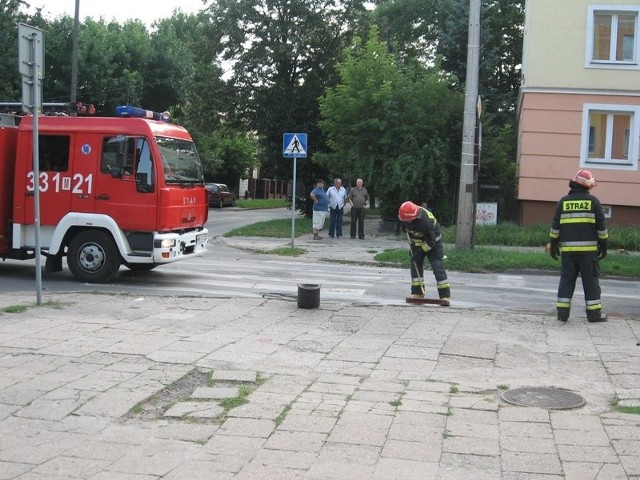 Strażacy usuwają skutki kolizji na skrzyżowaniu Młodzianowskiej i Sedlaka.