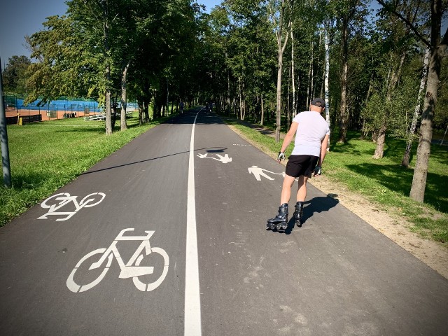 Trasa pieszo-rowerowa na głównym odcinku jest równa jak stół.Zobacz kolejne zdjęcia. Przesuwaj zdjęcia w prawo - naciśnij strzałkę lub przycisk NASTĘPNE