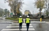 Wszystkich Świętych w powiecie puckim. Policjanci przy cmentarzach i na drogach. Kieszonkowcy na cmentarzach, tak się zabezpiecz!