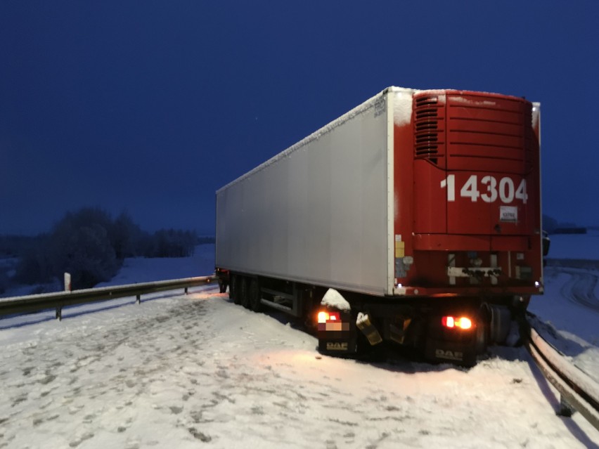 Ciężarówka z naczepą ślizgała się na oblodzonym wiadukcie na...