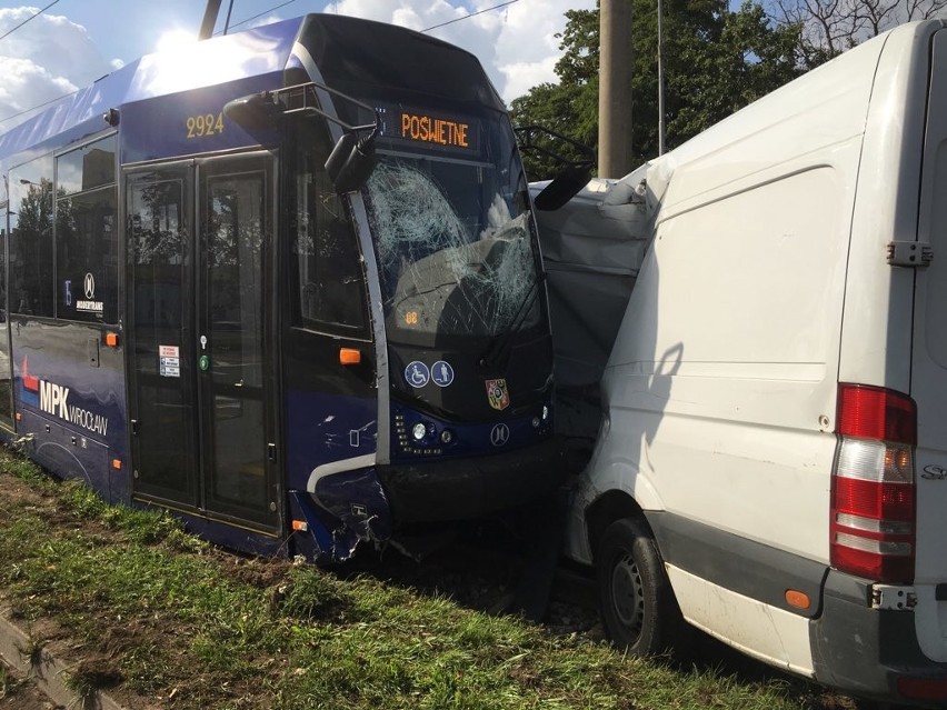 Wypadek busa i tramwaju na Ślężnej. To cud, że kierowca żyje [ZDJĘCIA]