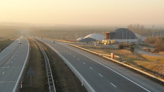 Po rozbudowie tego węzła autostradowego w Rudnie ruch zjeżdżających aut przejmie nowy szlak drogowy