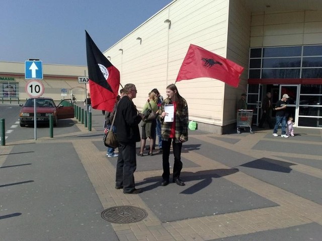 Akcja protestacyjna przed Centrum Handlowym Auchan w Zielonej Górze trwała ok. 45 min. Członkowie Inicjatywy Pracowniczej rozdawali przechodniom ulotki.