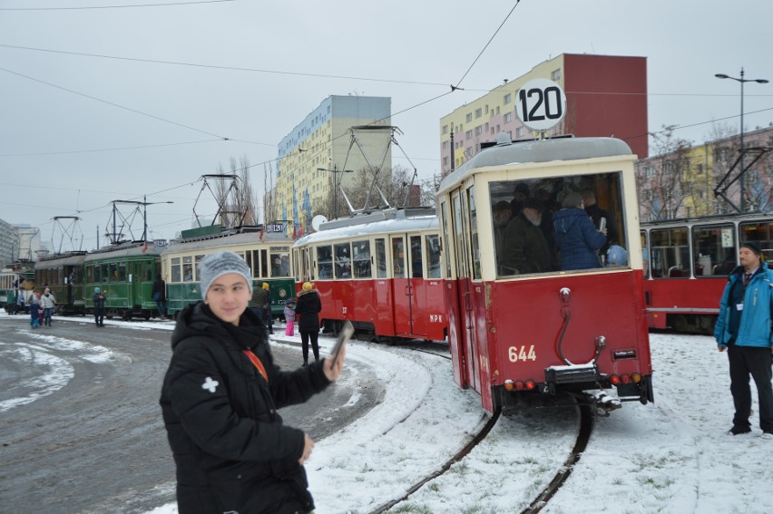 Łódzkie tramwaje paradowały ulicami Łodzi z okazji 120-lecia komunikacji miejskiej w naszym mieście