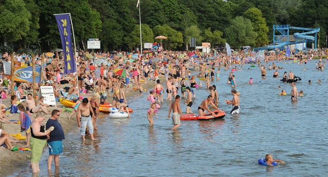 Kąpielisko Miedwie w sezonie pęka w szwach. Teraz wypoczywających turystów obowiązuje zakaz kąpieli.