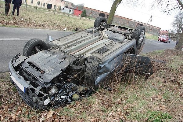 Kobieta kierująca puegotem trafiła do szpitala.