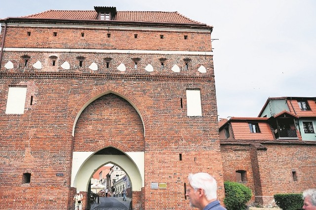 Brama Klasztorna zwana jest też Bramą św. Ducha. Wzniesiona została w XIV wieku w stylu gotyku flandryjskiego, który charakteryzuje się masywną konstrukcją