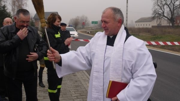Nową drogę poświęcił ksiądz Wiesław Zawada z parafii w...
