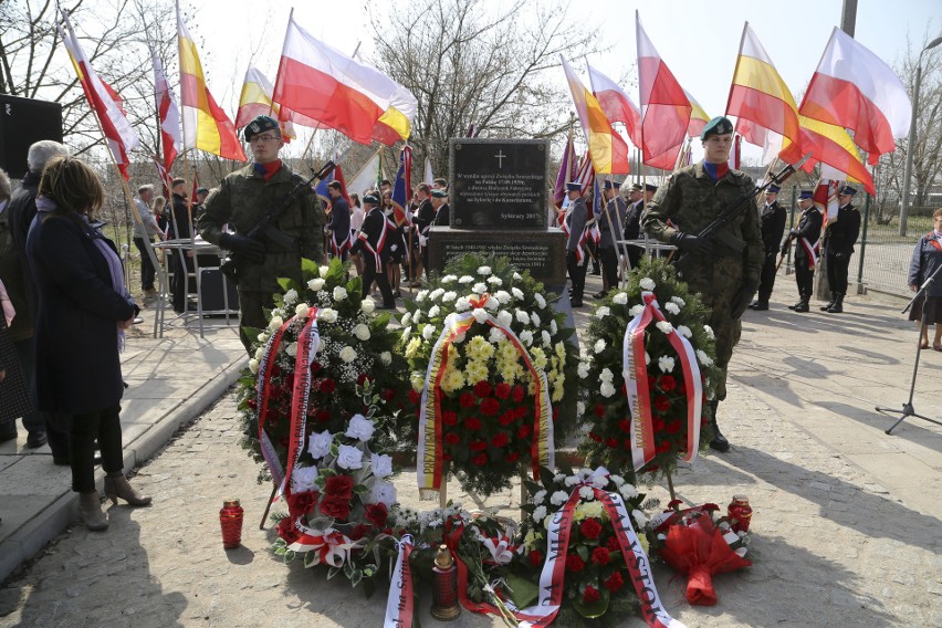 Pomnik Znak Pamięci polskiej Golgoty Wschodu stanął tam,...