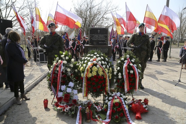 Pomnik Znak Pamięci polskiej Golgoty Wschodu stanął tam, gdzie zaczęło się piekło zesłańców na Sybir [ZDJĘCIA, WIDEO]