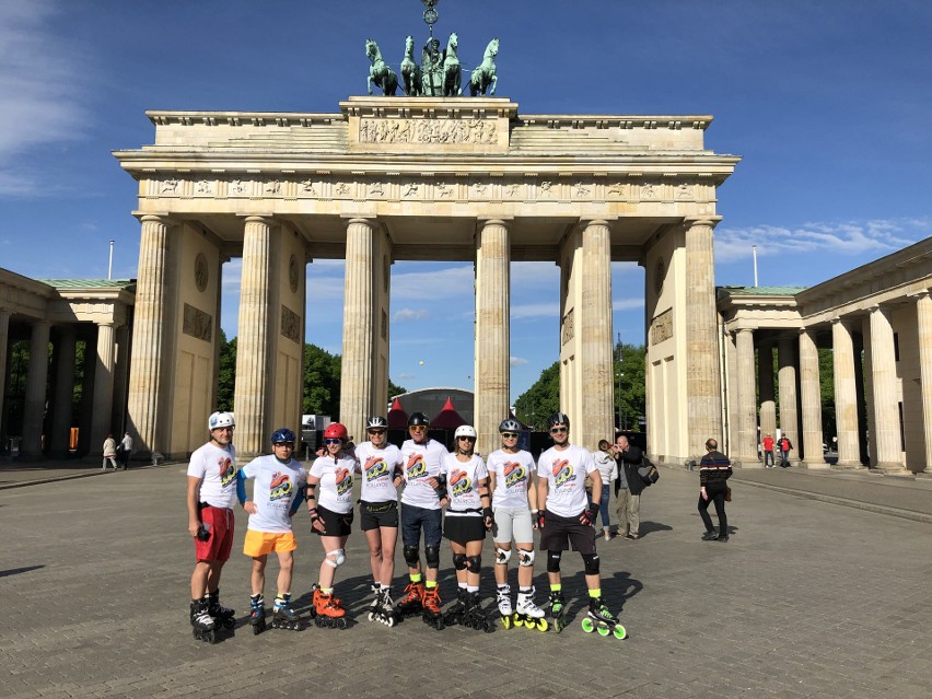 Na chwilę przed startem w Berlinie pod Bramą Brandenburską.