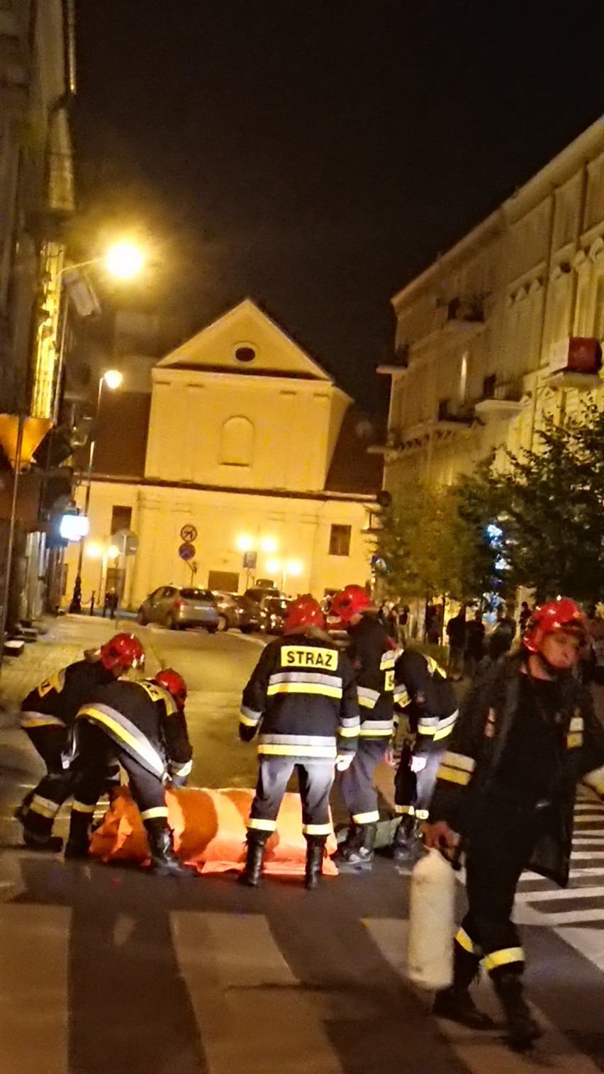 Akcja w centrum Lublina. "Człowiek stoi na gzymsie!" Zaalarmowana straż pożarna zamiast samobójcy znalazła manekina (ZDJĘCIA)