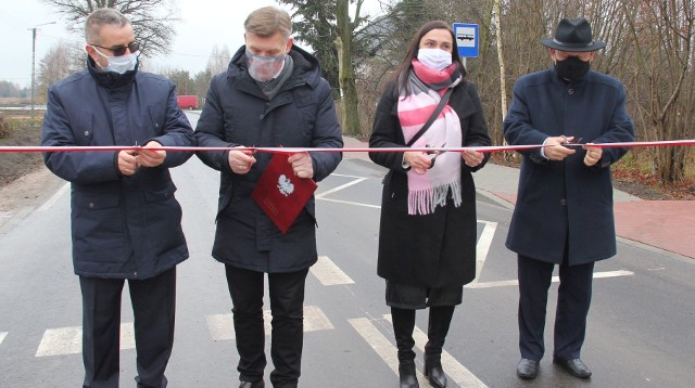 Uroczystego przecięcia wstęgi dokonali (od lewej): Zdzisław Dulias, wójt gminy Wierzbica, Waldemar Trelka, starosta powiatu radomskiego, Małgorzata Winiarska, przewodnicząca Rady Gminy Wierzbica oraz Marek Suski, poseł na Sejm RP.