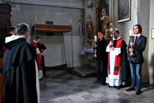 - W Chrystusie odkrywamy naszą twarz zroszoną łzami i naznaczoną smutkiem - mówił dominikanin ojciec Artur Hącia w czasie Drogi Krzyżowej w bazylice przy ul. Złotej na Starym Mieście.