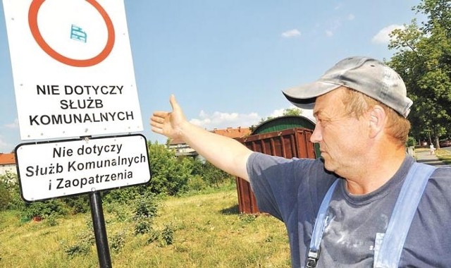 Mirosław Nadziejko ze znakiem, który w tej wersji nie odpowiada części mieszkańców kamienic przy ulicy Wyszyńskiego i Kamiennej. 