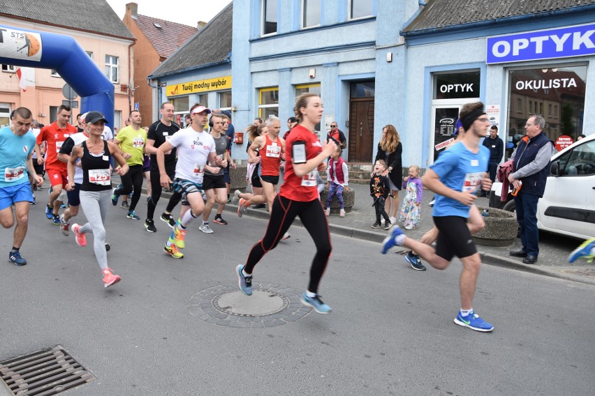 Start uczestnikow biegów glównych na 5 i 10 km